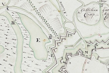 <p>Om het geschut van vijandelijke legers nog verder op afstand van de stad te houden, werd kort na 1700 een extra verdedigingslinie rond Zutphen aangelegd. Het hoornwerk aan de noordzijde maakte plaats voor vier aarden lunetten met een eigen omgrachting. Daarnaast werd er een inundatieplan opgesteld. Lager gelegen delen buiten de stad konden bij dreiging onder water gezet worden. Deze inundaties zijn ook op deze kaart uit 1751 te zien. <span style="caret-color: rgb(68, 68, 68); color: rgb(68, 68, 68); font-family: "Helvetica Neue", Helvetica, Arial, sans-serif; font-size: 13px; background-color: rgb(249, 249, 249);">Tegelijk met de aanleg van de lunetten van Coehoorn werd het eerste deel van de Weg naar Laren omgelegd naar de nieuwe Straatweg van Zutphen naar Deventer</span> (RAZ beeldbank). </p>
